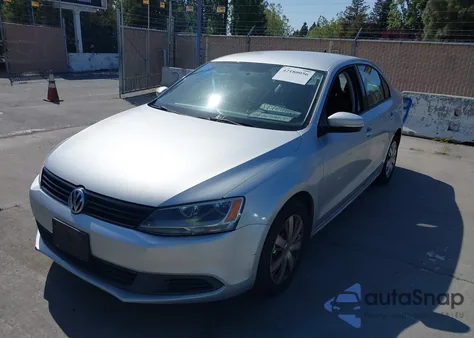 2014 Volkswagen Jetta 1.8T Se z USA, uszkodzony, nr VIN 3VWD17AJ1EM445587